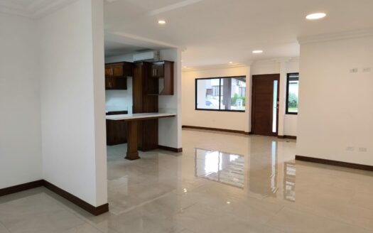 Amplia casa de 2 niveles, 3 habitaciones 2.5 baños, excelente ubicación, entrega inmedita. PARA ESTRENAR!! Cod. 141083