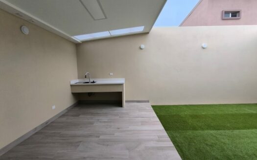 Amplia casa de 2 niveles, 3 habitaciones 2.5 baños, excelente ubicación, entrega inmedita. PARA ESTRENAR!! Cod. 141083