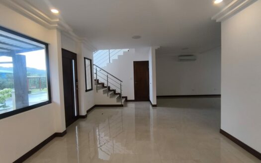 Amplia casa de 2 niveles, 3 habitaciones 2.5 baños, excelente ubicación, entrega inmedita. PARA ESTRENAR!! Cod. 141083