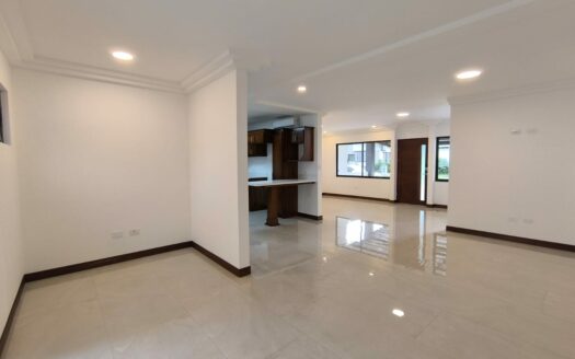 Amplia casa de 2 niveles, 3 habitaciones 2.5 baños, excelente ubicación, entrega inmedita. PARA ESTRENAR!! Cod. 141083