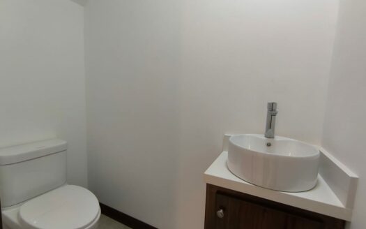 Amplia casa de 2 niveles, 3 habitaciones 2.5 baños, excelente ubicación, entrega inmedita. PARA ESTRENAR!! Cod. 141083