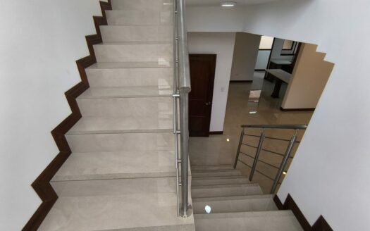 Amplia casa de 2 niveles, 3 habitaciones 2.5 baños, excelente ubicación, entrega inmedita. PARA ESTRENAR!! Cod. 141083