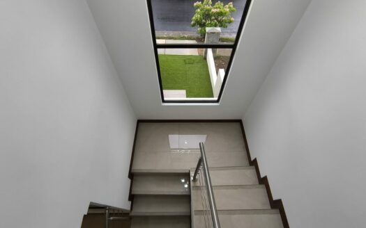 Amplia casa de 2 niveles, 3 habitaciones 2.5 baños, excelente ubicación, entrega inmedita. PARA ESTRENAR!! Cod. 141083