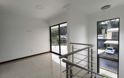 Amplia casa de 2 niveles, 3 habitaciones 2.5 baños, excelente ubicación, entrega inmedita. PARA ESTRENAR!! Cod. 141083