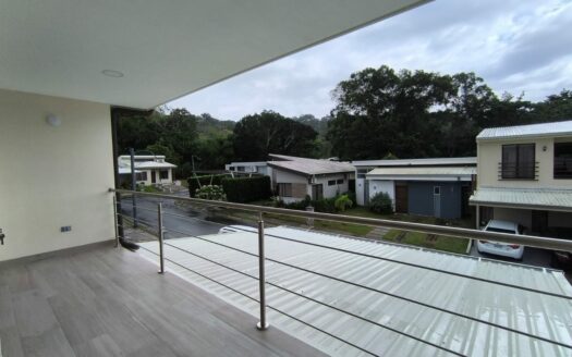 Amplia casa de 2 niveles, 3 habitaciones 2.5 baños, excelente ubicación, entrega inmedita. PARA ESTRENAR!! Cod. 141083