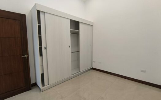 Amplia casa de 2 niveles, 3 habitaciones 2.5 baños, excelente ubicación, entrega inmedita. PARA ESTRENAR!! Cod. 141083