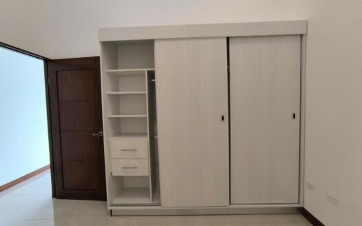 Amplia casa de 2 niveles, 3 habitaciones 2.5 baños, excelente ubicación, entrega inmedita. PARA ESTRENAR!! Cod. 141083