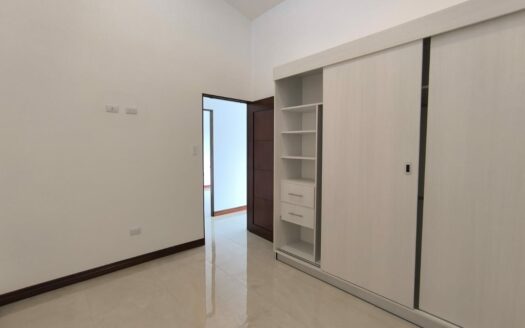 Amplia casa de 2 niveles, 3 habitaciones 2.5 baños, excelente ubicación, entrega inmedita. PARA ESTRENAR!! Cod. 141083