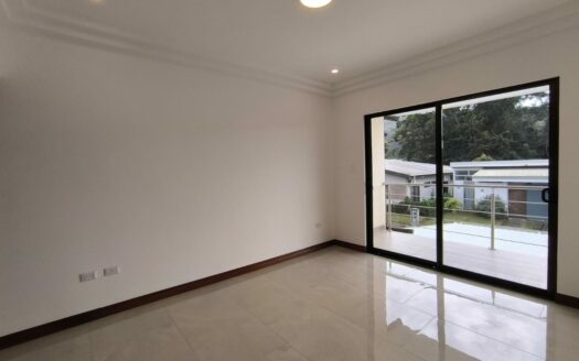 Amplia casa de 2 niveles, 3 habitaciones 2.5 baños, excelente ubicación, entrega inmedita. PARA ESTRENAR!! Cod. 141083