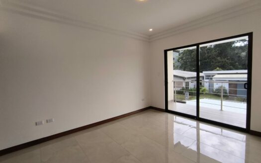 Amplia casa de 2 niveles, 3 habitaciones 2.5 baños, excelente ubicación, entrega inmedita. PARA ESTRENAR!! Cod. 141083