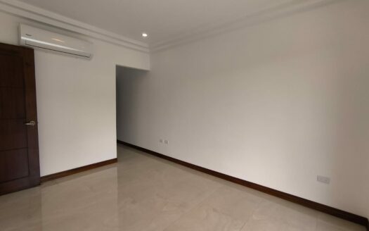 Amplia casa de 2 niveles, 3 habitaciones 2.5 baños, excelente ubicación, entrega inmedita. PARA ESTRENAR!! Cod. 141083