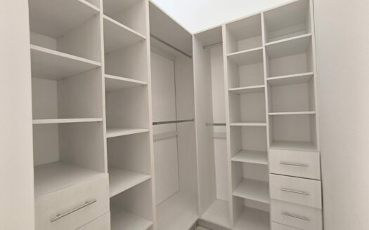 Amplia casa de 2 niveles, 3 habitaciones 2.5 baños, excelente ubicación, entrega inmedita. PARA ESTRENAR!! Cod. 141083