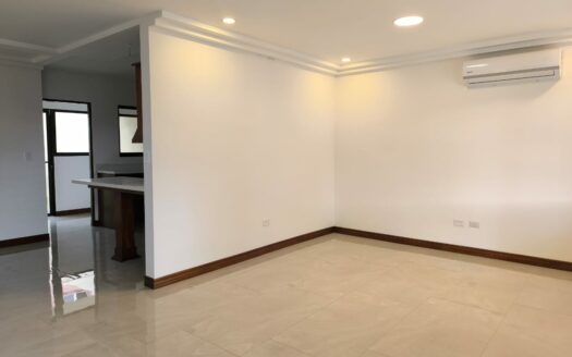 Amplia casa de 2 niveles, 3 habitaciones 2.5 baños, excelente ubicación, entrega inmedita. PARA ESTRENAR!! Cod. 141083