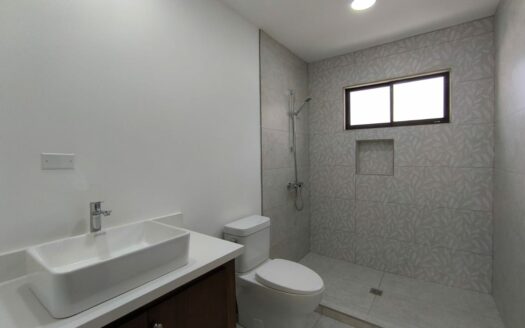 Amplia casa de 2 niveles, 3 habitaciones 2.5 baños, excelente ubicación, entrega inmedita. PARA ESTRENAR!! Cod. 141083