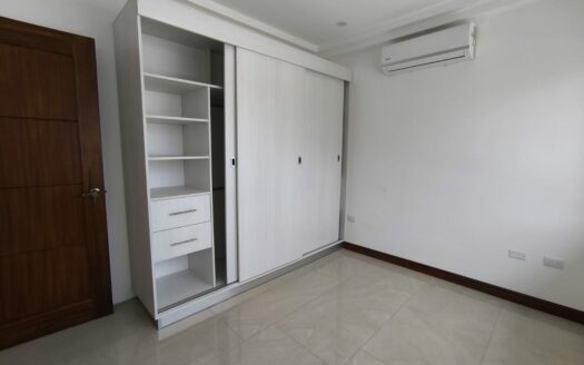 Amplia casa de 2 niveles, 3 habitaciones 2.5 baños, excelente ubicación, entrega inmedita. PARA ESTRENAR!! Cod. 141083