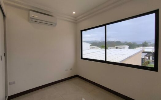 Amplia casa de 2 niveles, 3 habitaciones 2.5 baños, excelente ubicación, entrega inmedita. PARA ESTRENAR!! Cod. 141083