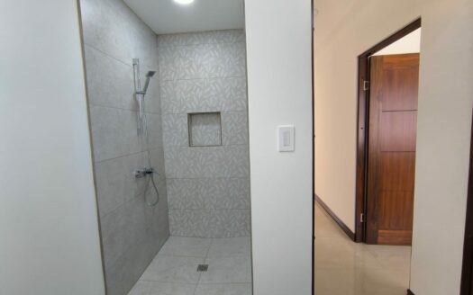 Amplia casa de 2 niveles, 3 habitaciones 2.5 baños, excelente ubicación, entrega inmedita. PARA ESTRENAR!! Cod. 141083