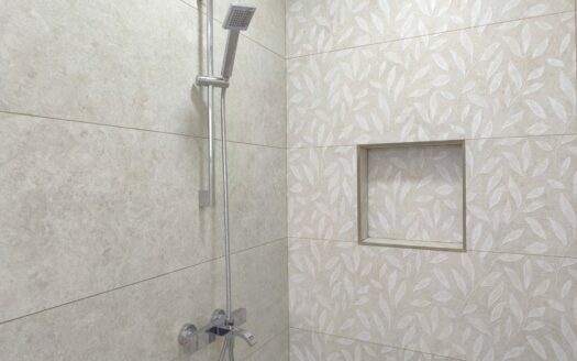 Amplia casa de 2 niveles, 3 habitaciones 2.5 baños, excelente ubicación, entrega inmedita. PARA ESTRENAR!! Cod. 141083