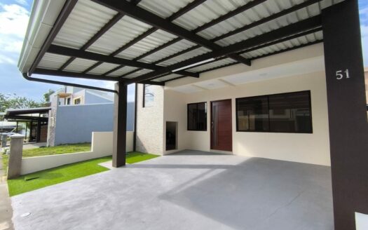 Amplia casa de 2 niveles, 3 habitaciones 2.5 baños, excelente ubicación, entrega inmedita. PARA ESTRENAR!! Cod. 141083