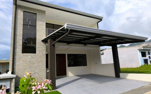 Amplia casa de 2 niveles, 3 habitaciones 2.5 baños, excelente ubicación, entrega inmedita. PARA ESTRENAR!! Cod. 141083