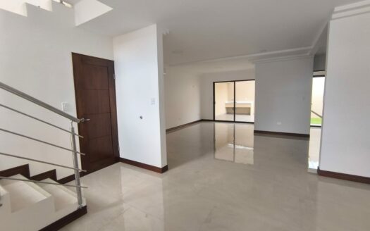 Amplia casa de 2 niveles, 3 habitaciones 2.5 baños, excelente ubicación, entrega inmedita. PARA ESTRENAR!! Cod. 141083