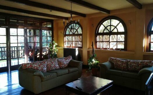 ¡OPORTUNIDAD! Hermosa y Amplia Propiedad Para Alquiler Uso de Suelo Residencial y Comercial Estilo Colonial y Rodeada de Naturaleza a Solo 3 Mins del Centro de Alajuela. COD. 140861