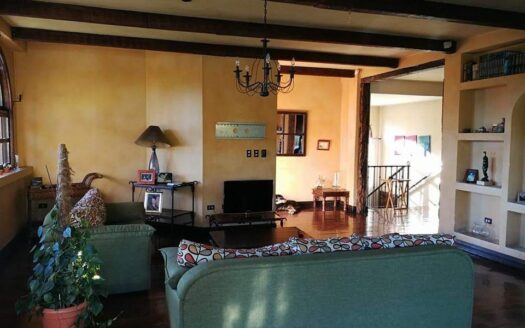 ¡OPORTUNIDAD! Hermosa y Amplia Propiedad Para Alquiler Uso de Suelo Residencial y Comercial Estilo Colonial y Rodeada de Naturaleza a Solo 3 Mins del Centro de Alajuela. COD. 140861