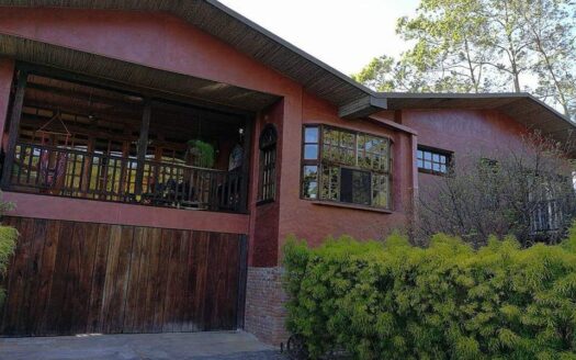 ¡OPORTUNIDAD! Hermosa y Amplia Propiedad Para Alquiler Uso de Suelo Residencial y Comercial Estilo Colonial y Rodeada de Naturaleza a Solo 3 Mins del Centro de Alajuela. COD. 140861