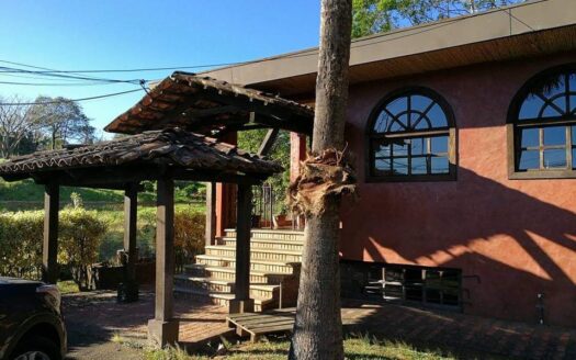 ¡OPORTUNIDAD! Hermosa y Amplia Propiedad Para Alquiler Uso de Suelo Residencial y Comercial Estilo Colonial y Rodeada de Naturaleza a Solo 3 Mins del Centro de Alajuela. COD. 140861