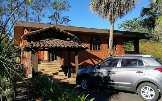 ¡OPORTUNIDAD! Hermosa y Amplia Propiedad Para Alquiler Uso de Suelo Residencial y Comercial Estilo Colonial y Rodeada de Naturaleza a Solo 3 Mins del Centro de Alajuela. COD. 140861