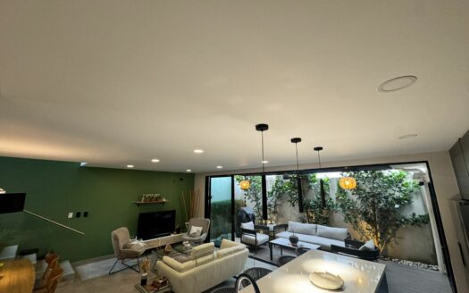 Preciosa casa Inteligente está en Condominio en Guachipelín de Escazú, cerca de centros comerciales, colegios y más. Cód 141048