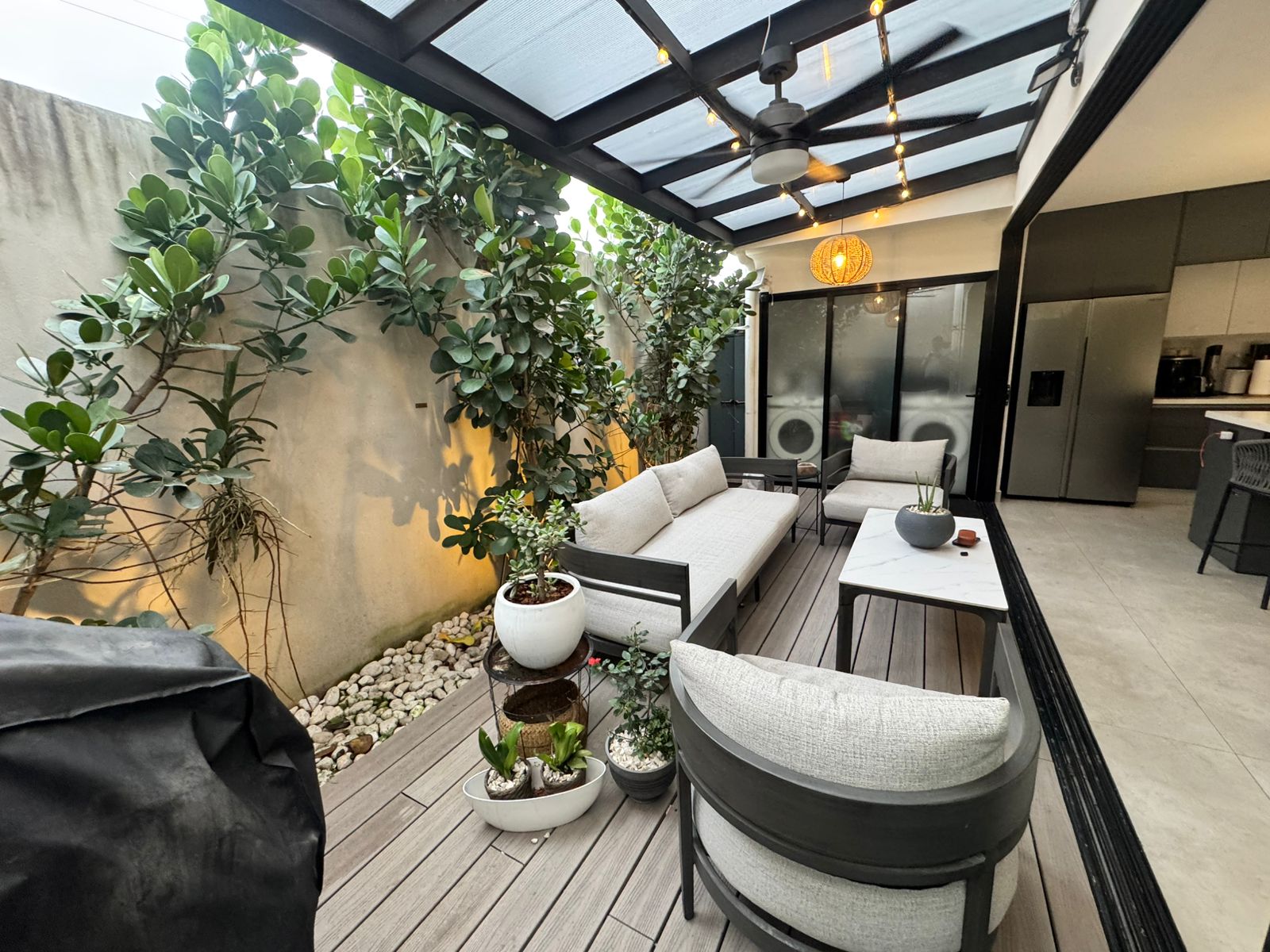 Preciosa casa Inteligente está en Condominio en Guachipelín de Escazú, cerca de centros comerciales, colegios y más. Cód 141048