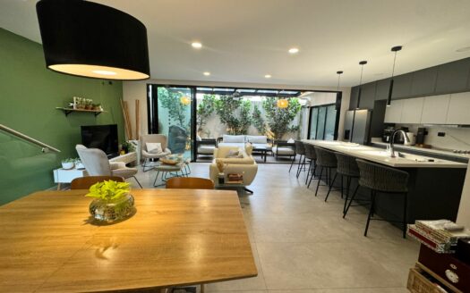 Preciosa casa Inteligente está en Condominio en Guachipelín de Escazú, cerca de centros comerciales, colegios y más. Cód 141048