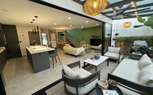 Preciosa casa Inteligente está en Condominio en Guachipelín de Escazú, cerca de centros comerciales, colegios y más. Cód 141048