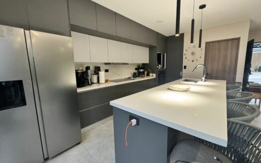 Preciosa casa Inteligente está en Condominio en Guachipelín de Escazú, cerca de centros comerciales, colegios y más. Cód 141048