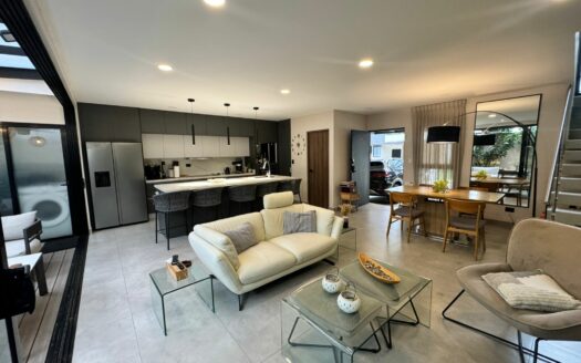 Preciosa casa Inteligente está en Condominio en Guachipelín de Escazú, cerca de centros comerciales, colegios y más. Cód 141048