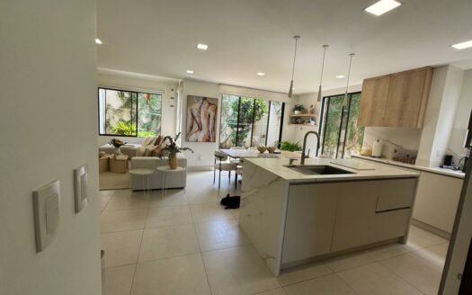 ¡Tu próximo hogar en Guachipelín de Escazú te está esperando! Casa esquinera en condominio exclusivo – solo 56 unidades Cód 140516