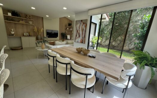 ¡Tu próximo hogar en Guachipelín de Escazú te está esperando! Casa esquinera en condominio exclusivo – solo 56 unidades Cód 140516