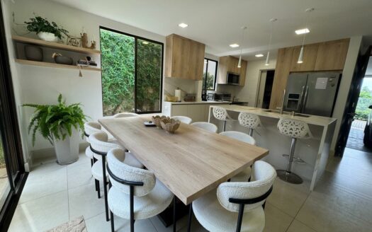 ¡Tu próximo hogar en Guachipelín de Escazú te está esperando! Casa esquinera en condominio exclusivo – solo 56 unidades Cód 140516