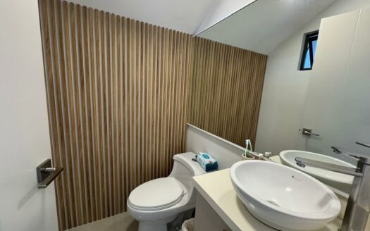 ¡Tu próximo hogar en Guachipelín de Escazú te está esperando! Casa esquinera en condominio exclusivo – solo 56 unidades Cód 140516