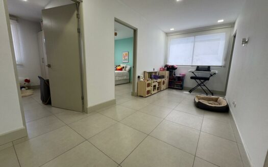 ¡Tu próximo hogar en Guachipelín de Escazú te está esperando! Casa esquinera en condominio exclusivo – solo 56 unidades Cód 140516