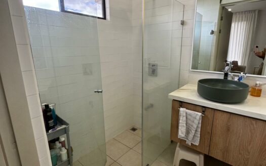 ¡Tu próximo hogar en Guachipelín de Escazú te está esperando! Casa esquinera en condominio exclusivo – solo 56 unidades Cód 140516