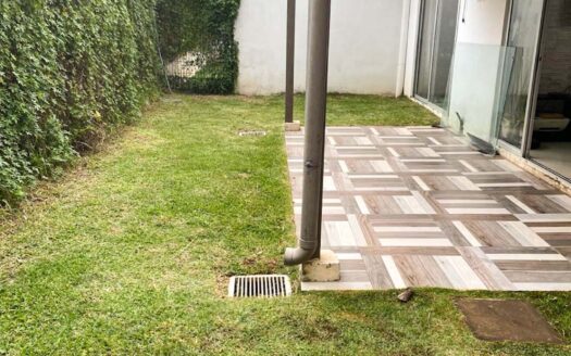 Venta de casa de 1 planta (Esquinera) en Condominio en Cariari (Lote: 245m2 / Const: 92m2) 2hab, 2 baños, 2 parqueos. Cod. 140777