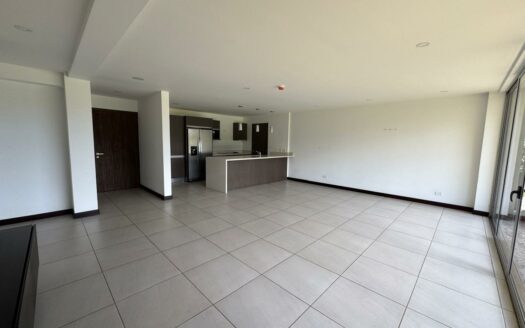 Apartamento en Primer Piso con Jardín, en Escazú Increíble precio Remate bancario Cód 141022