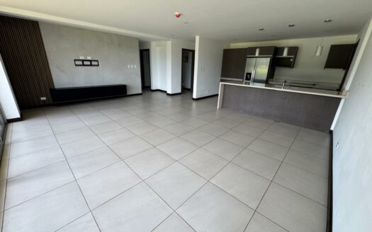 Apartamento en Primer Piso con Jardín, en Escazú Increíble precio Remate bancario Cód 141022