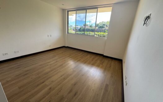 Apartamento en Primer Piso con Jardín, en Escazú Increíble precio Remate bancario Cód 141022