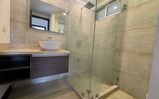 Apartamento en Primer Piso con Jardín, en Escazú Increíble precio Remate bancario Cód 141022