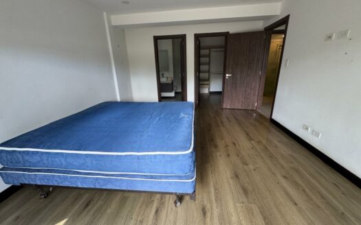 Apartamento en Primer Piso con Jardín, en Escazú Increíble precio Remate bancario Cód 141022