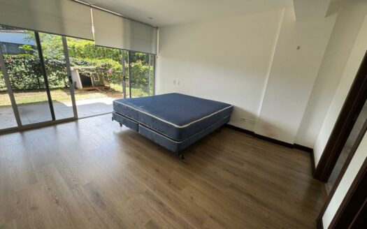 Apartamento en Primer Piso con Jardín, en Escazú Increíble precio Remate bancario Cód 141022