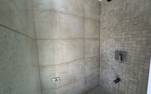 Apartamento en Primer Piso con Jardín, en Escazú Increíble precio Remate bancario Cód 141022